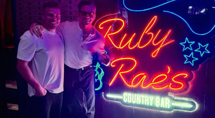 Huge Music Star, Danny Jones Drops Into New Country Bar In York
